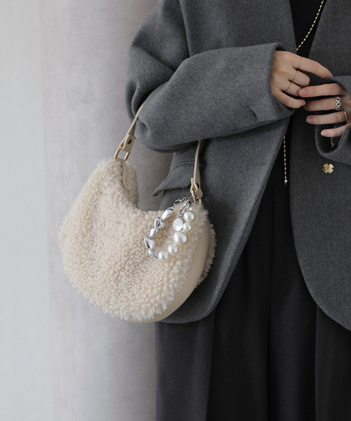 La TOTALITE（ラトータリテ）の「M Rose/エンメローズ ファーバッグ（ショルダーバッグ・レディース・ブラック/アイボリー・FREE）」の8枚目の写真