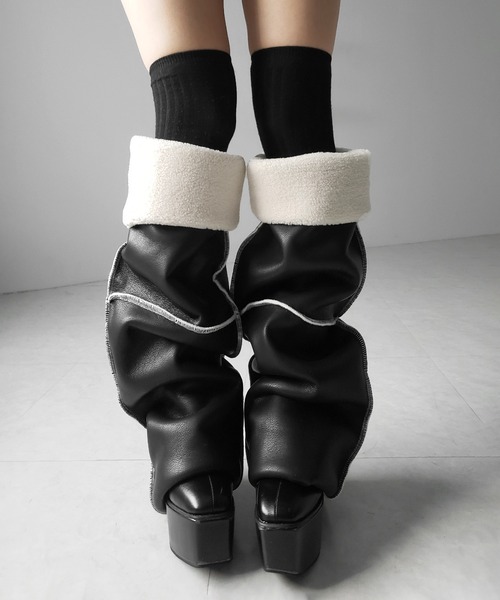 me+em select(ミームセレクト)の「【 ニーハイにもなる2WAY 】ムートンフェイクレザールーズレッグカバー / mouton fake leather loose leg cover(レッグウォーマー・レディース・ブラック・FREE)」の16枚目の写真