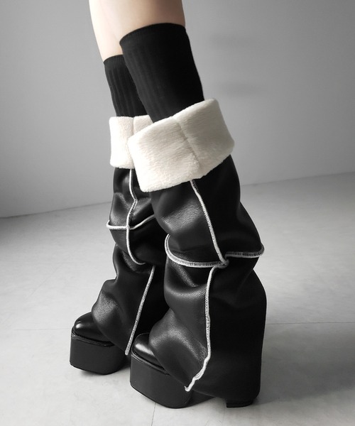 me+em select(ミームセレクト)の「【 ニーハイにもなる2WAY 】ムートンフェイクレザールーズレッグカバー / mouton fake leather loose leg cover(レッグウォーマー・レディース・ブラック・FREE)」の17枚目の写真
