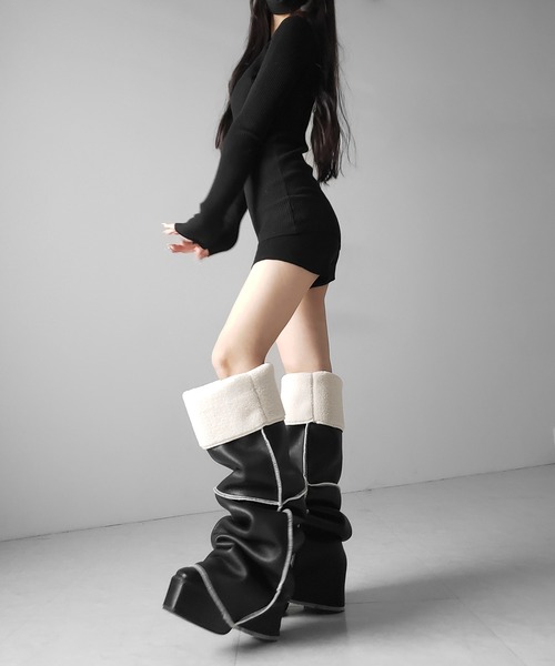 me+em select(ミームセレクト)の「【 ニーハイにもなる2WAY 】ムートンフェイクレザールーズレッグカバー / mouton fake leather loose leg cover(レッグウォーマー・レディース・ブラック・FREE)」の20枚目の写真