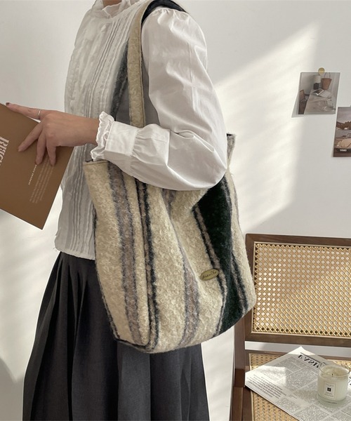 IRADOWL(アイラドール)の「ボア素材マルチ柄トートバッグ(トートバッグ・レディース・B/A/C/D/E・FREE)」の1枚目の写真