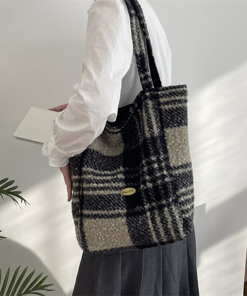 IRADOWL(アイラドール)の「ボア素材マルチ柄トートバッグ(トートバッグ・レディース・B/A/C/D/E・FREE)」の3枚目の写真