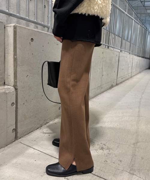 ISOOK（アイスー）の「リラックスニットワイドスリットパンツ(chiica select) / ニットパンツ リラックスパンツ ロング フレア ウエストゴム ブラウン ベージュ（その他パンツ・レディース・ベージュ/ブラウン・FREE）」の2枚目の写真