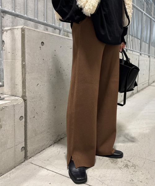 ISOOK（アイスー）の「リラックスニットワイドスリットパンツ(chiica select) / ニットパンツ リラックスパンツ ロング フレア ウエストゴム ブラウン ベージュ（その他パンツ・レディース・ベージュ/ブラウン・FREE）」の3枚目の写真