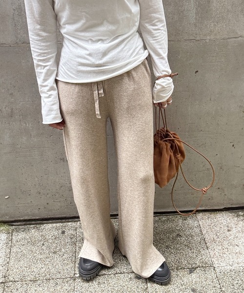 ISOOK（アイスー）の「リラックスニットワイドスリットパンツ(chiica select) / ニットパンツ リラックスパンツ ロング フレア ウエストゴム ブラウン ベージュ（その他パンツ・レディース・ベージュ/ブラウン・FREE）」の5枚目の写真