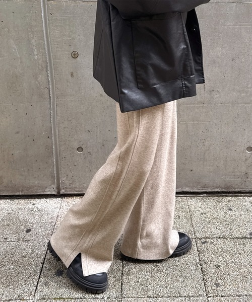 ISOOK（アイスー）の「リラックスニットワイドスリットパンツ(chiica select) / ニットパンツ リラックスパンツ ロング フレア ウエストゴム ブラウン ベージュ（その他パンツ・レディース・ベージュ/ブラウン・FREE）」の6枚目の写真