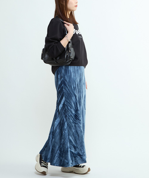 CONVERSE TOKYO（コンバーストウキョウ）の「VELOR ASYMMETRY FLARE SKIRT（スカート・レディース・ブルー/ブラック・FREE）」の3枚目の写真