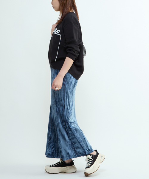 CONVERSE TOKYO（コンバーストウキョウ）の「VELOR ASYMMETRY FLARE SKIRT（スカート・レディース・ブルー/ブラック・FREE）」の4枚目の写真