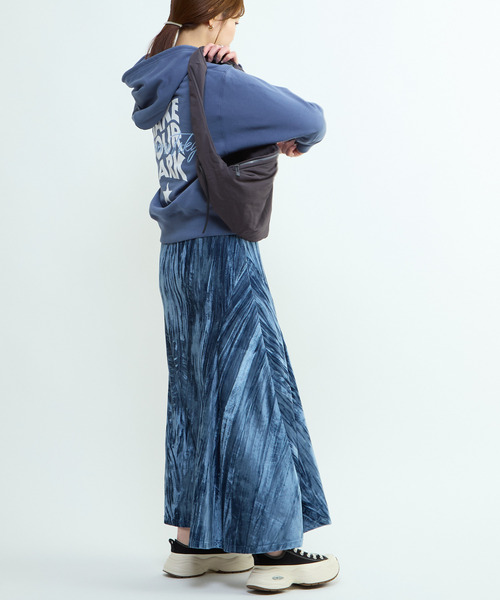 CONVERSE TOKYO（コンバーストウキョウ）の「VELOR ASYMMETRY FLARE SKIRT（スカート・レディース・ブルー/ブラック・FREE）」の7枚目の写真