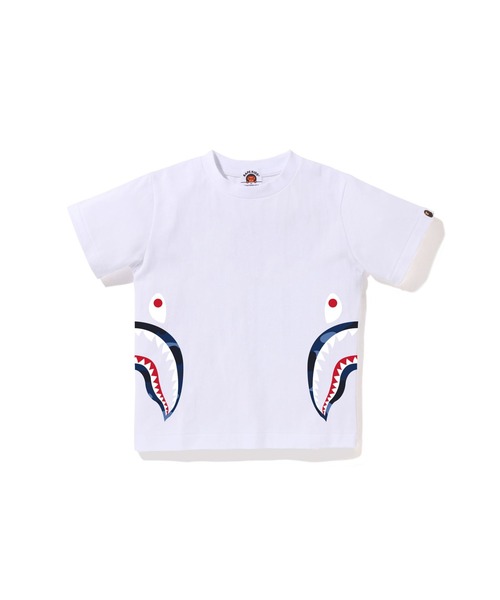 A BATHING APE（アベイシングエイプ）の「COLOR CAMO SIDE SHARK TEE（Tシャツ/カットソー・キッズ・ブラック×パープル/ブラック×ブルー/ブラック×レッド/ホワイト×レッド/ホワイト×パープル/ホワイト×ネイビー・120/90/110/100/130/140）」の2枚目の写真