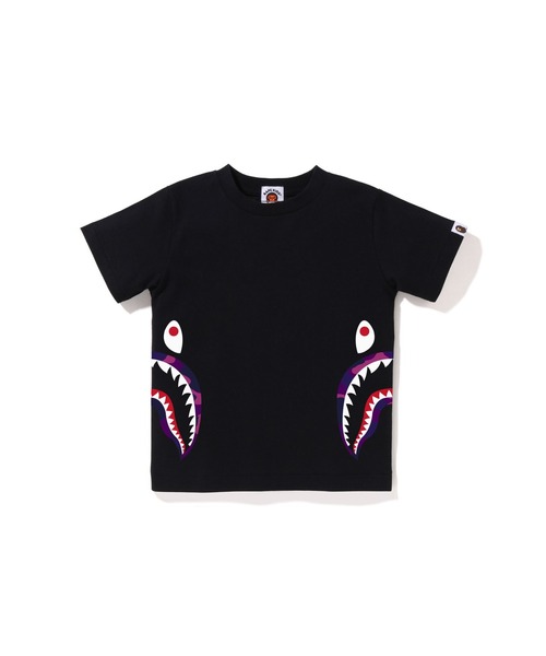 A BATHING APE（アベイシングエイプ）の「COLOR CAMO SIDE SHARK TEE（Tシャツ/カットソー・キッズ・ブラック×パープル/ブラック×ブルー/ブラック×レッド/ホワイト×レッド/ホワイト×パープル/ホワイト×ネイビー・120/90/110/100/130/140）」の4枚目の写真