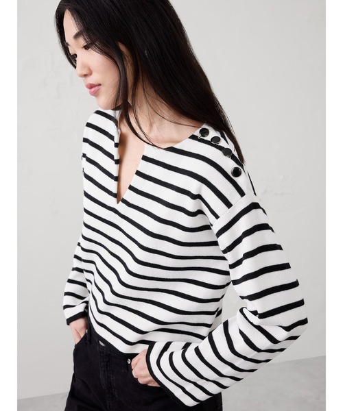 BANANA REPUBLIC FACTORY STORE(バナナリパブリック ファクトリーストア)の「BANANA REPUBLIC FACTORY STORE ストライプ ボタン付き ノッチネック セーター(ニット/セーター・レディース・レッド系その他/ブラック・L/S/M/XS)」の2枚目の写真