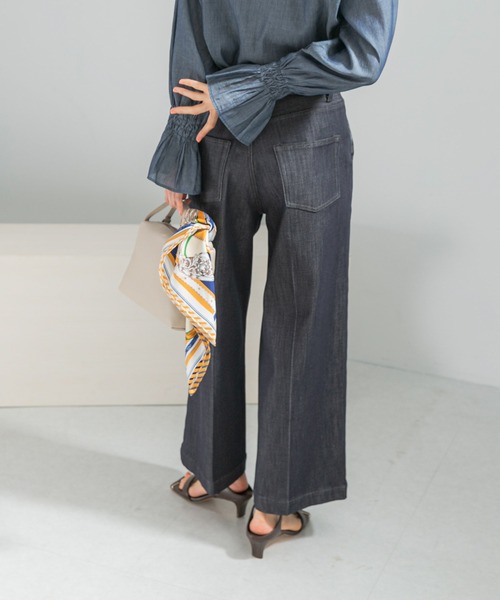 URBAN RESEARCH ROSSO WOMEN（アーバンリサーチ　ロッソ）の「ピンタックストレッチワイドデニムパンツ（デニムパンツ・レディース・インディゴブルー・36/38）」の2枚目の写真