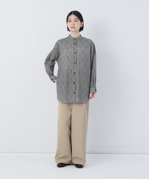 conges payes ADIEU TRISTESSE(コンジェ ペイエ アデュートリステス)の「フラワープリントポケット付きシャツ(シャツ/ブラウス・レディース・ブラック系その他・38)」の2枚目の写真