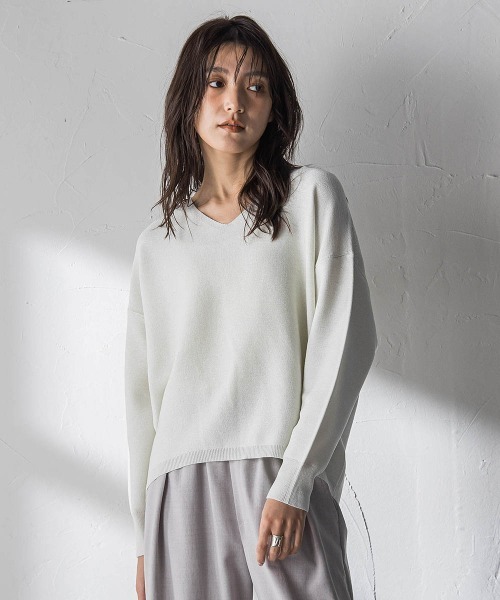 MAYSON GREY(メイソングレイ)の「Vネックラメガーターニットプルオーバー≪手洗い可能≫(ニット/セーター・レディース・オフホワイト/ライトグレー/グリーン・M)」の1枚目の写真