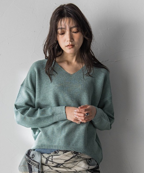 MAYSON GREY(メイソングレイ)の「Vネックラメガーターニットプルオーバー≪手洗い可能≫(ニット/セーター・レディース・オフホワイト/ライトグレー/グリーン・M)」の3枚目の写真