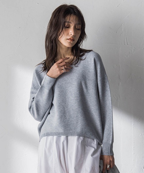 MAYSON GREY(メイソングレイ)の「Vネックラメガーターニットプルオーバー≪手洗い可能≫(ニット/セーター・レディース・オフホワイト/ライトグレー/グリーン・M)」の2枚目の写真
