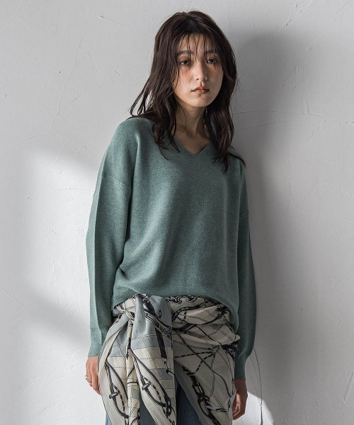 MAYSON GREY(メイソングレイ)の「Vネックラメガーターニットプルオーバー≪手洗い可能≫(ニット/セーター・レディース・オフホワイト/ライトグレー/グリーン・M)」の12枚目の写真