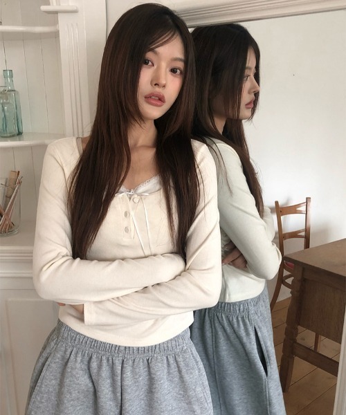 anyonemore（エニワンモア）の「レースレイヤードサイドシャーリングUネックボタンTシャツ（Tシャツ/カットソー・レディース・ピンク/ベージュ・FREE）」の2枚目の写真