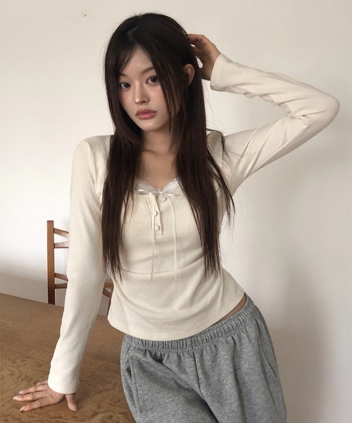 anyonemore（エニワンモア）の「レースレイヤードサイドシャーリングUネックボタンTシャツ（Tシャツ/カットソー・レディース・ピンク/ベージュ・FREE）」の10枚目の写真