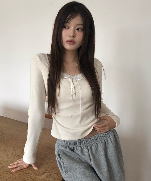 anyonemore（エニワンモア）の「レースレイヤードサイドシャーリングUネックボタンTシャツ（Tシャツ/カットソー・レディース・ピンク/ベージュ・FREE）」の9枚目の写真