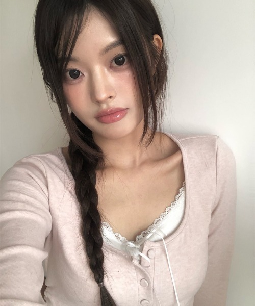 anyonemore（エニワンモア）の「レースレイヤードサイドシャーリングUネックボタンTシャツ（Tシャツ/カットソー・レディース・ピンク/ベージュ・FREE）」の15枚目の写真