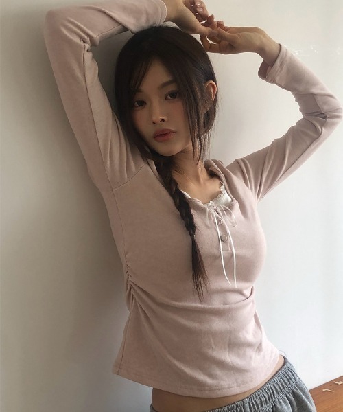 anyonemore（エニワンモア）の「レースレイヤードサイドシャーリングUネックボタンTシャツ（Tシャツ/カットソー・レディース・ピンク/ベージュ・FREE）」の14枚目の写真