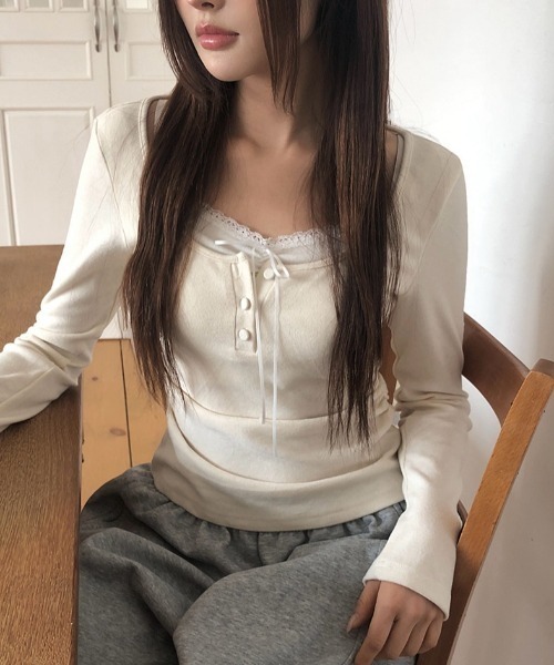 anyonemore（エニワンモア）の「レースレイヤードサイドシャーリングUネックボタンTシャツ（Tシャツ/カットソー・レディース・ピンク/ベージュ・FREE）」の5枚目の写真