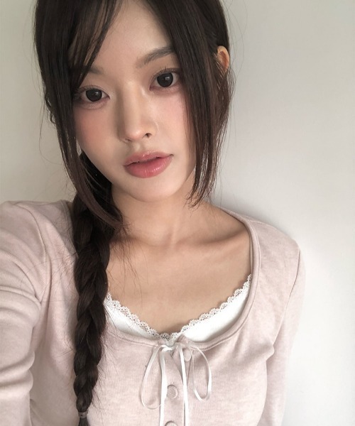 anyonemore（エニワンモア）の「レースレイヤードサイドシャーリングUネックボタンTシャツ（Tシャツ/カットソー・レディース・ピンク/ベージュ・FREE）」の16枚目の写真