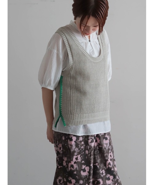FIL DE FER（フィルデフェール）の「【予約】綿麻透かし編み ライン刺繍ベスト（ベスト・レディース・キナリ/チャコールグレー・FREE）」の4枚目の写真