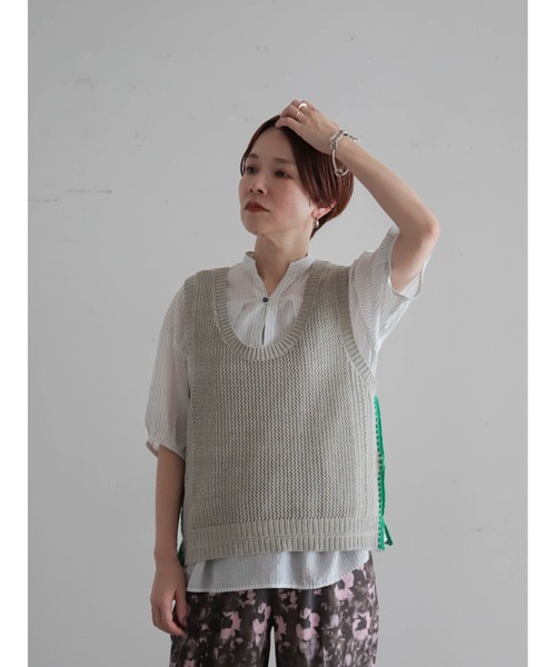 FIL DE FER（フィルデフェール）の「【予約】綿麻透かし編み ライン刺繍ベスト（ベスト・レディース・キナリ/チャコールグレー・FREE）」の3枚目の写真
