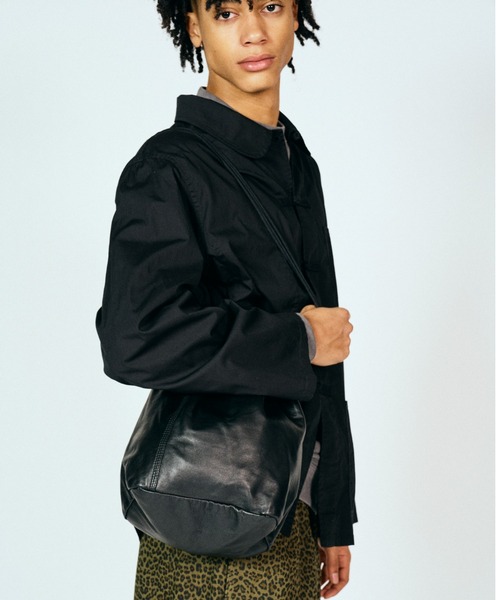 bukht(ブフト)の「Bukht ブフト / LEATHER EFFECT BAG(ハンドバッグ・メンズ・ブラック系1/ブラック・FREE)」の3枚目の写真