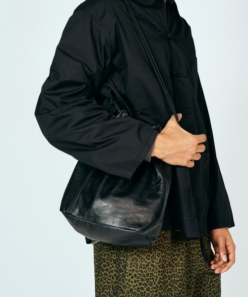 bukht(ブフト)の「Bukht ブフト / LEATHER EFFECT BAG(ハンドバッグ・メンズ・ブラック系1/ブラック・FREE)」の4枚目の写真