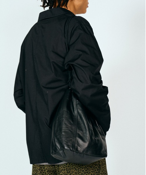 bukht(ブフト)の「Bukht ブフト / LEATHER EFFECT BAG(ハンドバッグ・メンズ・ブラック系1/ブラック・FREE)」の5枚目の写真