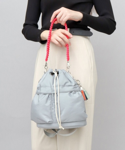 cheek(BAG)(チーク)の「撥水 2WAY ショルダートート 巾着 ヘルメット パフバッグ パディングバッグ(ショルダーバッグ・レディース・ブラック/パープル/ベージュ/グレー/カーキ/アイボリー・FREE)」の3枚目の写真