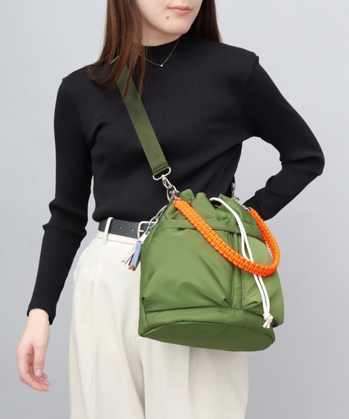 cheek(BAG)(チーク)の「撥水 2WAY ショルダートート 巾着 ヘルメット パフバッグ パディングバッグ(ショルダーバッグ・レディース・ブラック/パープル/ベージュ/グレー/カーキ/アイボリー・FREE)」の5枚目の写真