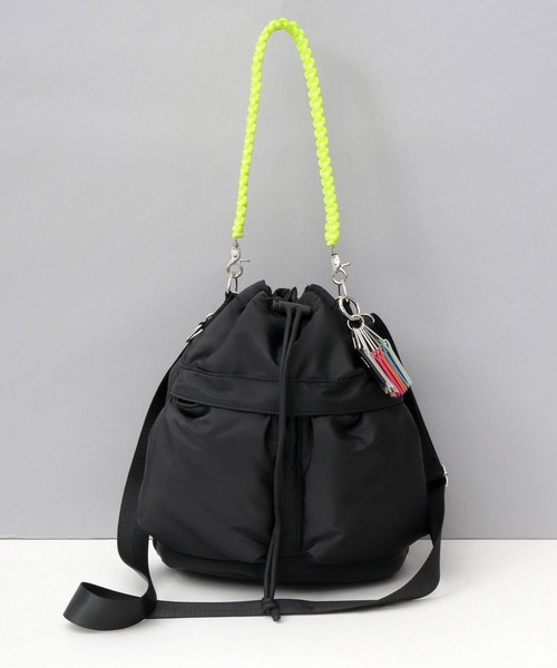 cheek(BAG)(チーク)の「撥水 2WAY ショルダートート 巾着 ヘルメット パフバッグ パディングバッグ(ショルダーバッグ・レディース・ブラック/パープル/ベージュ/グレー/カーキ/アイボリー・FREE)」の2枚目の写真
