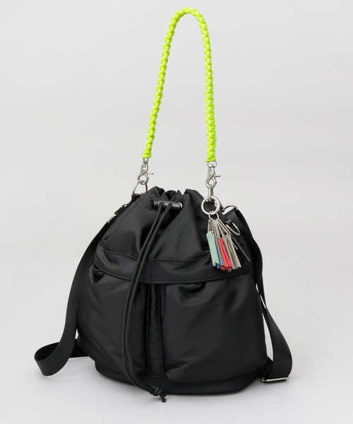 cheek(BAG)(チーク)の「撥水 2WAY ショルダートート 巾着 ヘルメット パフバッグ パディングバッグ(ショルダーバッグ・レディース・ブラック/パープル/ベージュ/グレー/カーキ/アイボリー・FREE)」の7枚目の写真