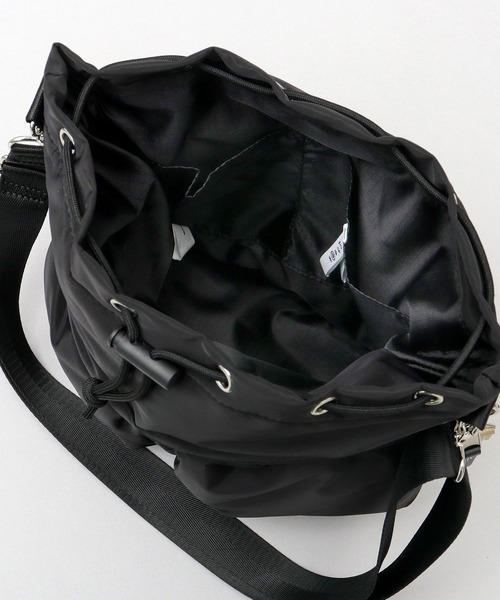 cheek(BAG)(チーク)の「撥水 2WAY ショルダートート 巾着 ヘルメット パフバッグ パディングバッグ(ショルダーバッグ・レディース・ブラック/パープル/ベージュ/グレー/カーキ/アイボリー・FREE)」の8枚目の写真