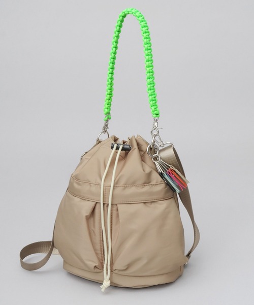 cheek(BAG)(チーク)の「撥水 2WAY ショルダートート 巾着 ヘルメット パフバッグ パディングバッグ(ショルダーバッグ・レディース・ブラック/パープル/ベージュ/グレー/カーキ/アイボリー・FREE)」の11枚目の写真