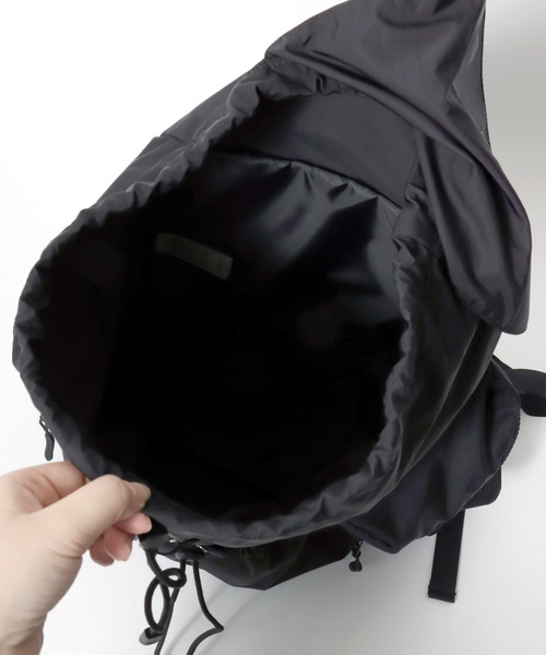 Lee(リー)の「Lee(リー)フラップ ドローコードリュック バックパック/A4対応/PC収納/ユニセックス(バックパック/リュック・レディース・ブラック・FREE)」の10枚目の写真