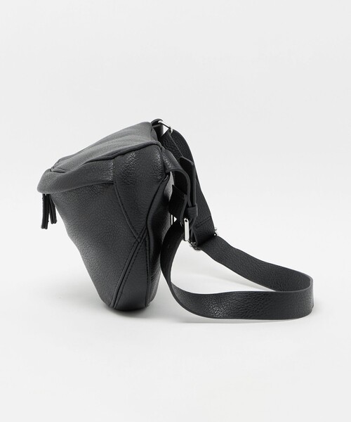 A DAY IN THE LIFE UNITED ARROWS（アデイインザライフユナイテッドアローズ）の「レザーライク ボディバッグ＜A DAY IN THE LIFE＞（ボディバッグ/ウエストポーチ・メンズ・ブラック・FREE）」の2枚目の写真