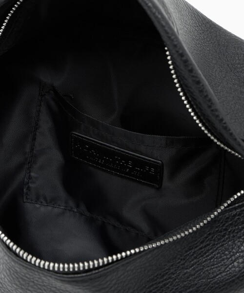 A DAY IN THE LIFE UNITED ARROWS（アデイインザライフユナイテッドアローズ）の「レザーライク ボディバッグ＜A DAY IN THE LIFE＞（ボディバッグ/ウエストポーチ・メンズ・ブラック・FREE）」の9枚目の写真