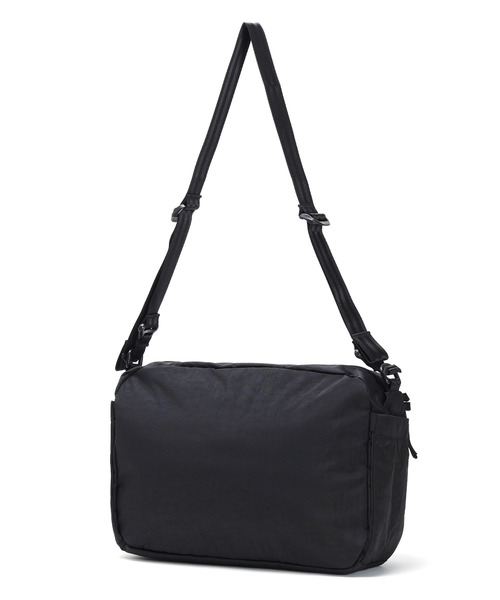 CHROME（クローム）の「［ CHROME / クローム ］PAC SHOULDER 12L BCNL_BLACK CRINKLE / パック ショルダー 12リットル ブラック クリンクル 耐水 12L ショルダーバッグ（ショルダーバッグ・メンズ・ブラック・FREE）」の4枚目の写真