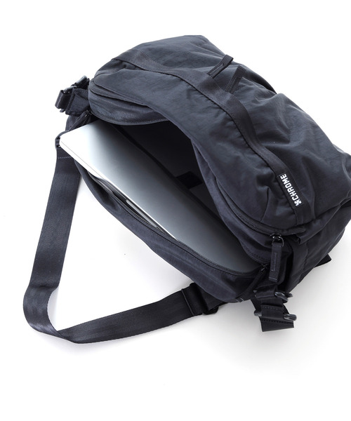 CHROME（クローム）の「［ CHROME / クローム ］PAC SHOULDER 12L BCNL_BLACK CRINKLE / パック ショルダー 12リットル ブラック クリンクル 耐水 12L ショルダーバッグ（ショルダーバッグ・メンズ・ブラック・FREE）」の6枚目の写真