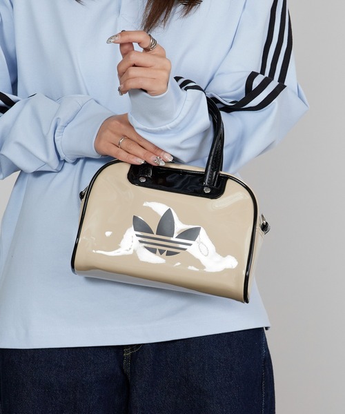 adidas(アディダス)の「adidas/アディダス アディカラー ミニボウリングバッグ 配色 バイカラー パイピング 2way エナメルバッグ 秋 秋服 2026年秋冬(ショルダーバッグ・レディース・ベージュ/ブルー/ブラック/インディゴブルー・FREE)」の2枚目の写真