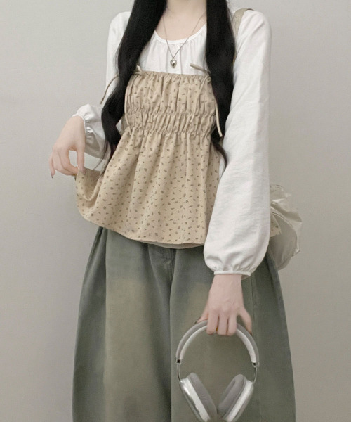 VIVID LADY(ビビッドレディー)の「フラワー柄 キャミトップxプルオーバーブラウス アンサンブル(アンサンブル・レディース・ネイビー/ベージュ/ブラック・FREE)」の13枚目の写真