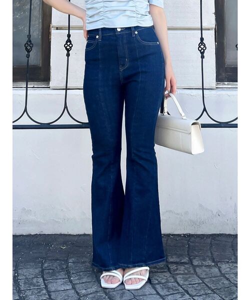 dazzlin(ダズリン)の「スイッチングフレアデニムパンツ(デニムパンツ・レディース・ブルー/インディゴブルー・LARGE/MEDIUM/SMALL)」の2枚目の写真