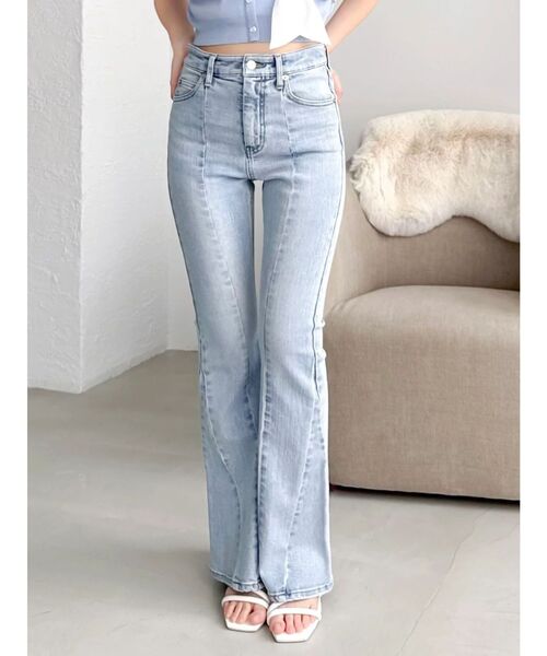 dazzlin(ダズリン)の「スイッチングフレアデニムパンツ(デニムパンツ・レディース・ブルー/インディゴブルー・LARGE/MEDIUM/SMALL)」の1枚目の写真