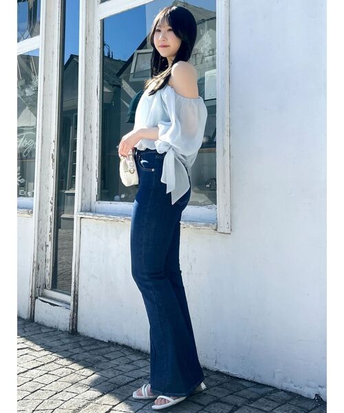 dazzlin(ダズリン)の「スイッチングフレアデニムパンツ(デニムパンツ・レディース・ブルー/インディゴブルー・LARGE/MEDIUM/SMALL)」の5枚目の写真